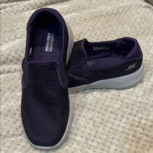 Skechers GOwalk slip-on sneakers with Air-Cooled Goga Mat insoles. Size 8.5.